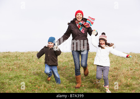 La madre ed i suoi figli in esecuzione nel Parco Foto Stock