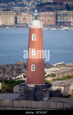 Napoli casa leggera all'entrata del porto vista dal mare Foto Stock