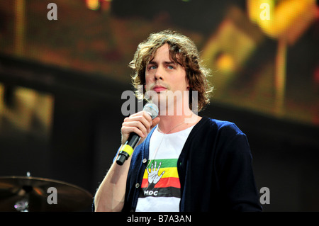 Johnny Borrell dei Razorlight eseguendo in scena a Londra, Regno Unito Foto Stock