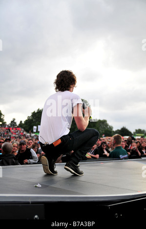 Johnny Borrell dei Razorlight eseguendo in scena a Londra, Regno Unito Foto Stock