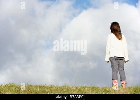 Giovane ragazza in piedi nel parco Foto Stock