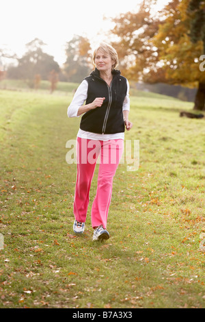 Senior donna potenza A Piedi nel Parco Foto Stock