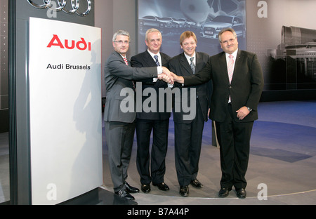 Rupert Stadler, a sinistra, chief executive di Audi AG, Martin Winterkorn, la seconda da sinistra, chief executive della Volkswagen AG, GU Foto Stock