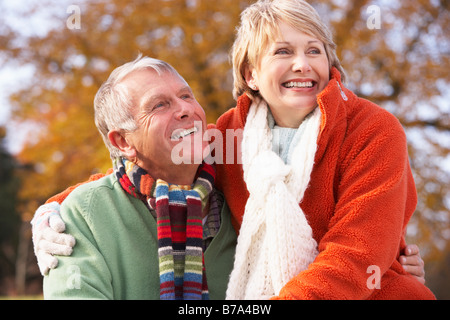 Ritratto di coppia Senior avvolgente Foto Stock