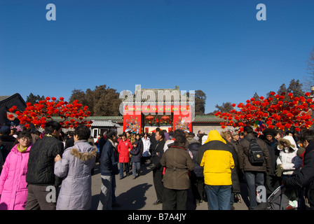 Folla in attesa per il tempio di messa a terra per il nuovo anno cinese fair a Beijing in Cina Foto Stock