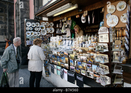 Negozio di souvenir accanto al Altstaedter Municipio sul Altstaedter anello in Praga Repubblica Ceca, Europa Foto Stock
