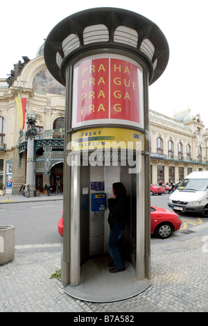 Donna di dover telefonare da un box di chiamata o telefono pubblico di Cesky Telecom, Repubblica Ceca società di telecomunicazioni, a Praga, Repubblica Ceca, Europa Foto Stock