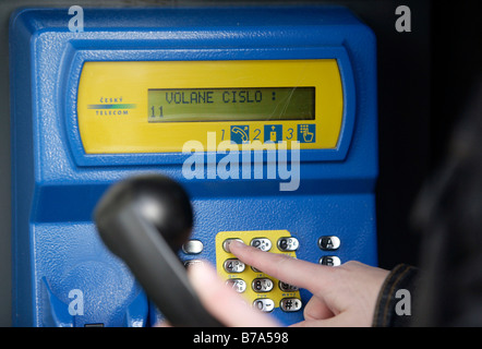 Donna di dover telefonare da un box di chiamata o telefono pubblico di Cesky Telecom, Repubblica Ceca società di telecomunicazioni, a Praga, Repubblica Ceca, Europa Foto Stock