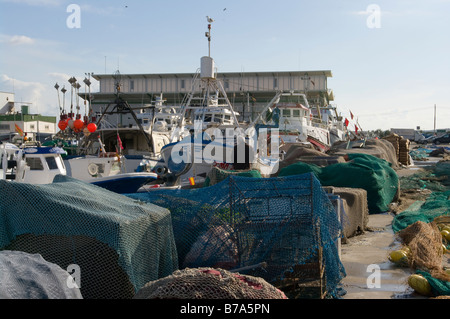 Commerciale spagnola di barche da pesca ormeggiate presso la banchina nel porto di Garrucha Almeria Spagna Foto Stock