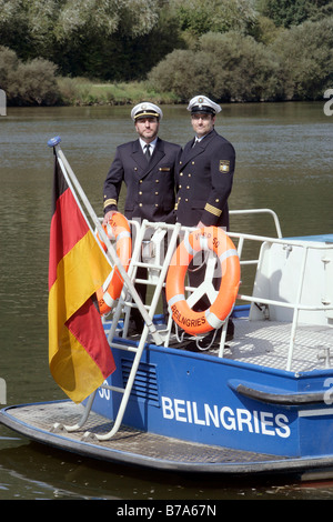 Harbour Patrol funzionari di polizia, Wasserschutzpolizei Beilingries su imbarcazione di pattuglia WSP 50 sul canale Reno-Meno-Danubio vicino Beilin Foto Stock