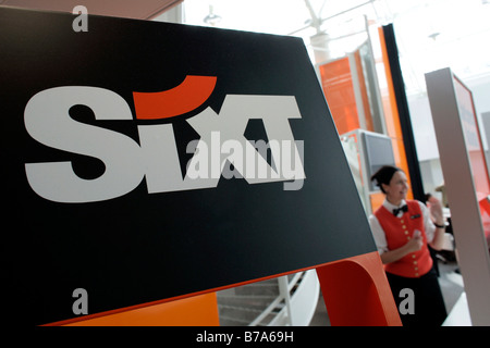 Sixt logo aziendale al banco noleggio auto di Sixt AG all'aeroporto di Monaco di Baviera, Germania, Europa Foto Stock