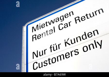 Le informazioni sul traffico segno per le compagnie di noleggio auto presso l'aeroporto di Monaco di Baviera, Germania, Europa Foto Stock