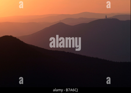 Atmosfera serale con il tramonto e vista della Foresta Bavarese, Mount Kaitersberg e l'Hoher Bogen gamma, vista dal monte grosse Foto Stock