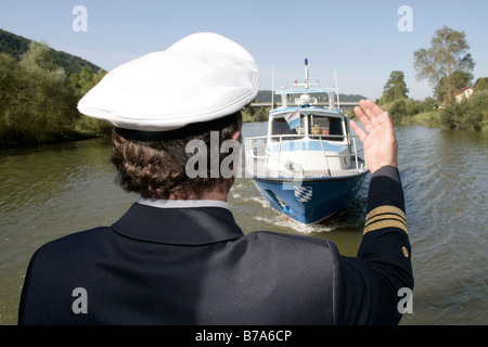 Harbour Patrol funzionario di polizia, Waserschutzpolizei merce a bordo della nave "tadtprozelten' segnalazione per imbarcazione di pattuglia WSP Foto Stock