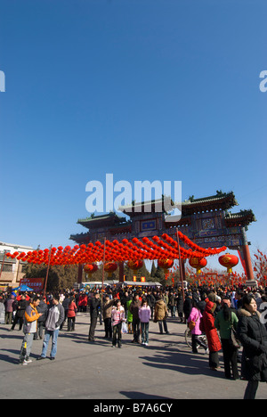 Folla in attesa per il tempio di messa a terra per il nuovo anno cinese fair a Beijing in Cina Foto Stock