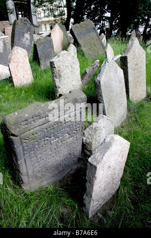 Gravestones in the old Jewish cemetery in the Josefstadt, or Josefov quarter of Prague, Czech Republic, Europe Foto Stock