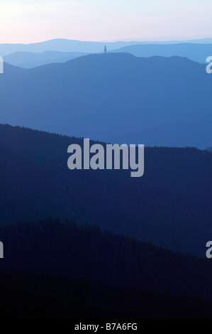 Atmosfera mattutina con una vista della Foresta Bavarese, Mount Kaitersberg e l'Hoher Bogen gamma, vista dal Monte Grosser Arber, ne Foto Stock