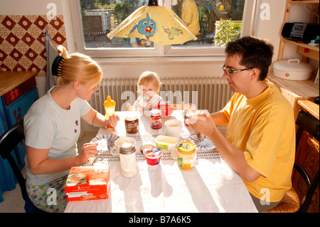 Giovane famiglia con colazione Foto Stock