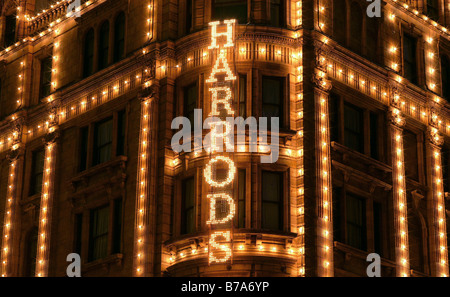 I grandi magazzini Harrods di notte, Londra, Inghilterra, Gran Bretagna, Europa Foto Stock