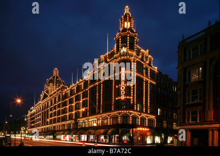 I grandi magazzini Harrods di notte, Londra, Inghilterra, Gran Bretagna, Europa Foto Stock