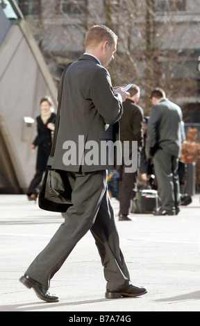Imprenditore telefonare in Canary Wharf a Londra, Inghilterra, Gran Bretagna, Europa Foto Stock