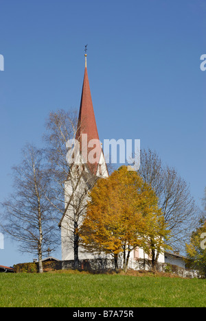 La chiesa romanica su una collina circondata da alberi autunnali, Kleinsoell, Tirolo, Austria, Europa Foto Stock