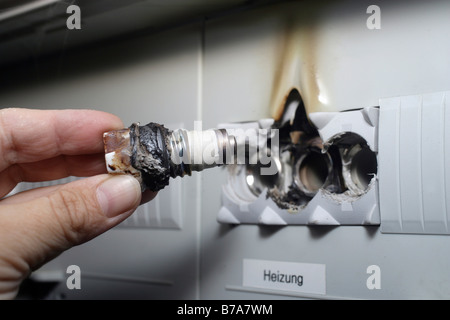 Fusibile Smoldered in connessione elettrica in casa indipendente, Germania, Europa Foto Stock