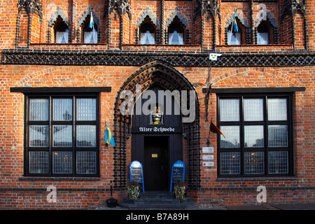 Facciata e ingresso al vecchio svedese, Alter Schwede, ristorante, storica casa in mattoni in stile gotico nel centro storico della città di ce Foto Stock