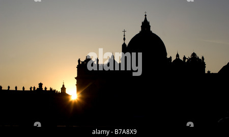 Roma - tramonto su st. Pietro Foto Stock