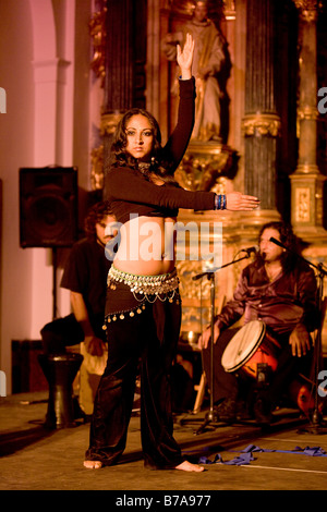 Ballerino e musicisti in un flamenco danza del ventre jam session nella cappella del Monasterio de la Cartuja di Siviglia, in Andalusia. Foto Stock