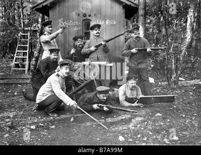 Foto storiche, uomini test fucili a canna rigata, inclusi machine-gun Spandau 08, ca. 1915 Foto Stock