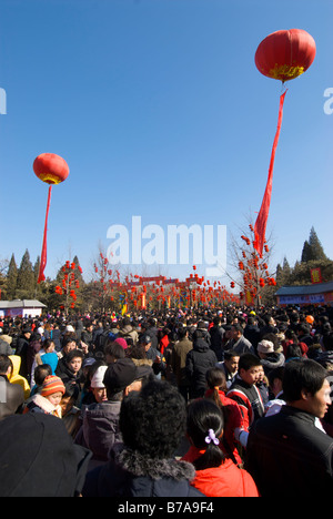 Folla in attesa per il tempio di messa a terra per il nuovo anno cinese fair a Beijing in Cina Foto Stock