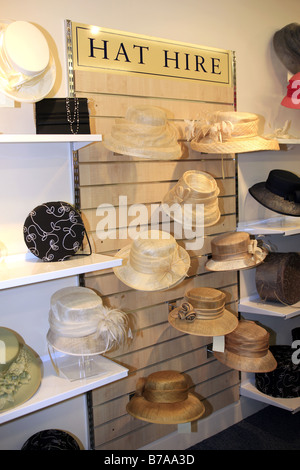 Cappelli sul display a una formale ladies fashionware store Foto Stock