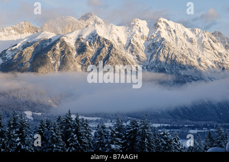 Valle di Leutasch vicino a Seefeld e la gamma di Wetterstein, Tirolo, Austria, Europa Foto Stock