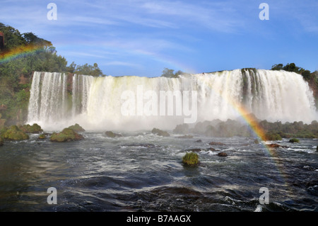 Cascate di Iguazu con arcobaleno su confini di Brasile e Argentina, Sud America Foto Stock