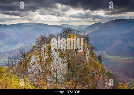 Autunno su roccia Ciganka, vista dalle rovine del castello di Muran, Muranska planina National Park, Slovacchia, Europa Foto Stock