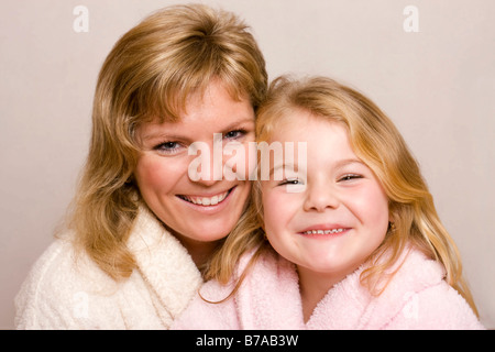 5 anno vecchia ragazza con la madre, 31 anni Foto Stock