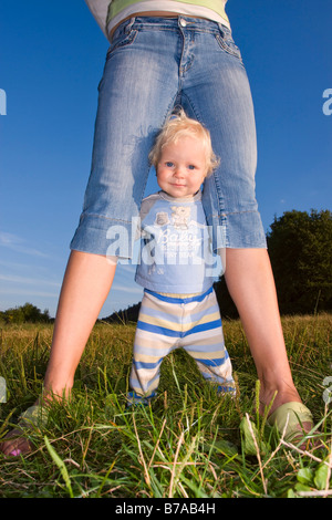 1 anno di età bambina e la sua 33 anni vecchia madre Foto Stock