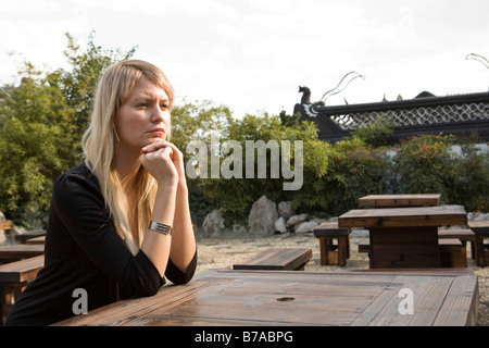 Giovane donna in una caffetteria, Shanghai, Cina e Asia Foto Stock