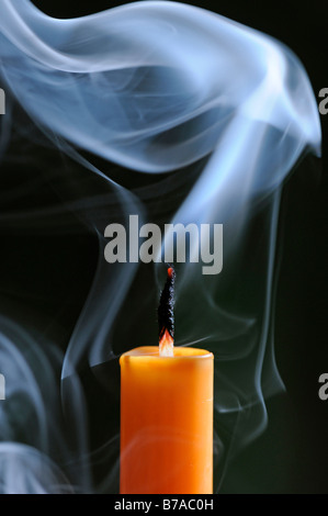 Il fumo di una soffiata-out candela Foto Stock