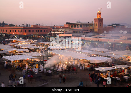 Djemaa el Fna al tramonto, Marrakech, Marocco Foto Stock