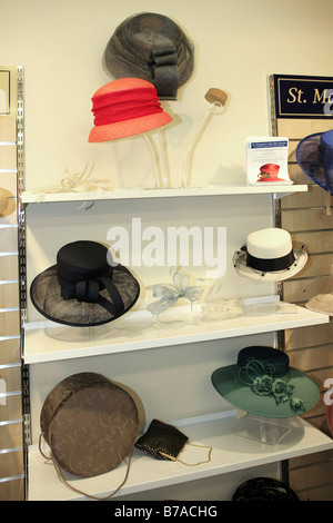 Cappelli sul visualizzatore in corrispondenza di un formale moda donna ware store Foto Stock