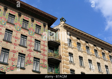 Majolikahaus, sinistra, case art nouveau sulla Linke Weinzeile n. 38 e 30, Vienna, Austria, Europa Foto Stock