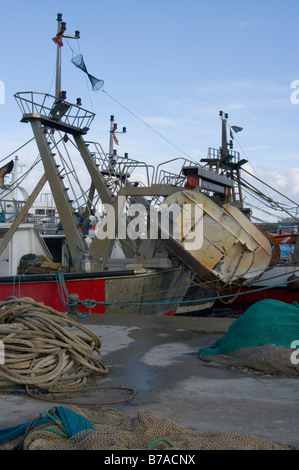 Parte posteriore del commerciale spagnola di imbarcazioni di pesca i pescherecci con reti da traino ormeggiata presso la banchina del porto di Garrucha Almeria Spagna Foto Stock