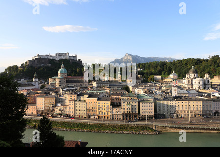 Vista dalla collina di Kapuzinerberg del quartiere storico di Salisburgo con il Festung Fortezza Hohensalzburg, la cattedrale, Kollegienkirc Foto Stock