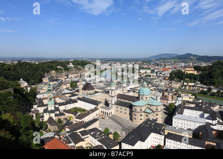 Quartiere storico di Salisburgo, Piazza Kapitelplatz nella parte anteriore e la Cattedrale vista da Festung Fortezza Hohensalzburg, Austri Foto Stock