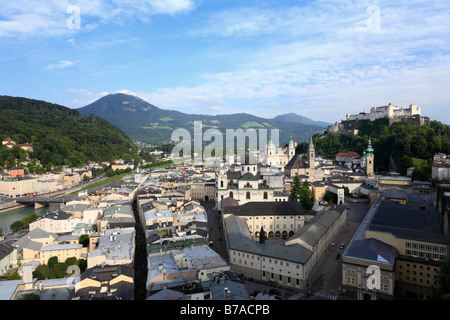 Quartiere storico di Salisburgo, Festung Fortezza Hohensalzburg, vista da Moenchsberg Hill, Humboldt-Terrace, Mt. Gaisberg in th Foto Stock