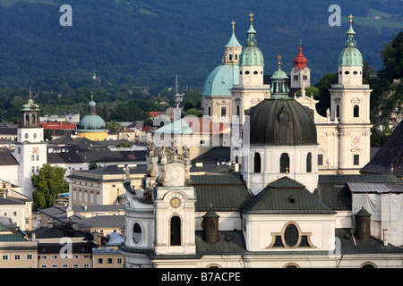 Kollegienkirche Chiesa cattedrale e il monastero di Nonnberg, Glockenspiel sinistra, Salisburgo, Austria, Europa Foto Stock