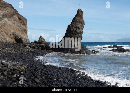 Torre di roccia fatta di pietra lavica, Playa de Caleta, Hermigua, La Gomera, isole Canarie, Spagna, Europa Foto Stock