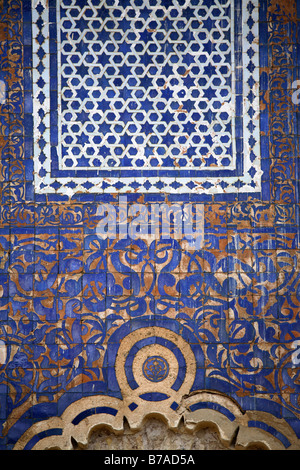 Dettaglio del Bab Bou Jeloud, aka Blue Door, porta alla vecchia medina di Fes, Marocco Foto Stock